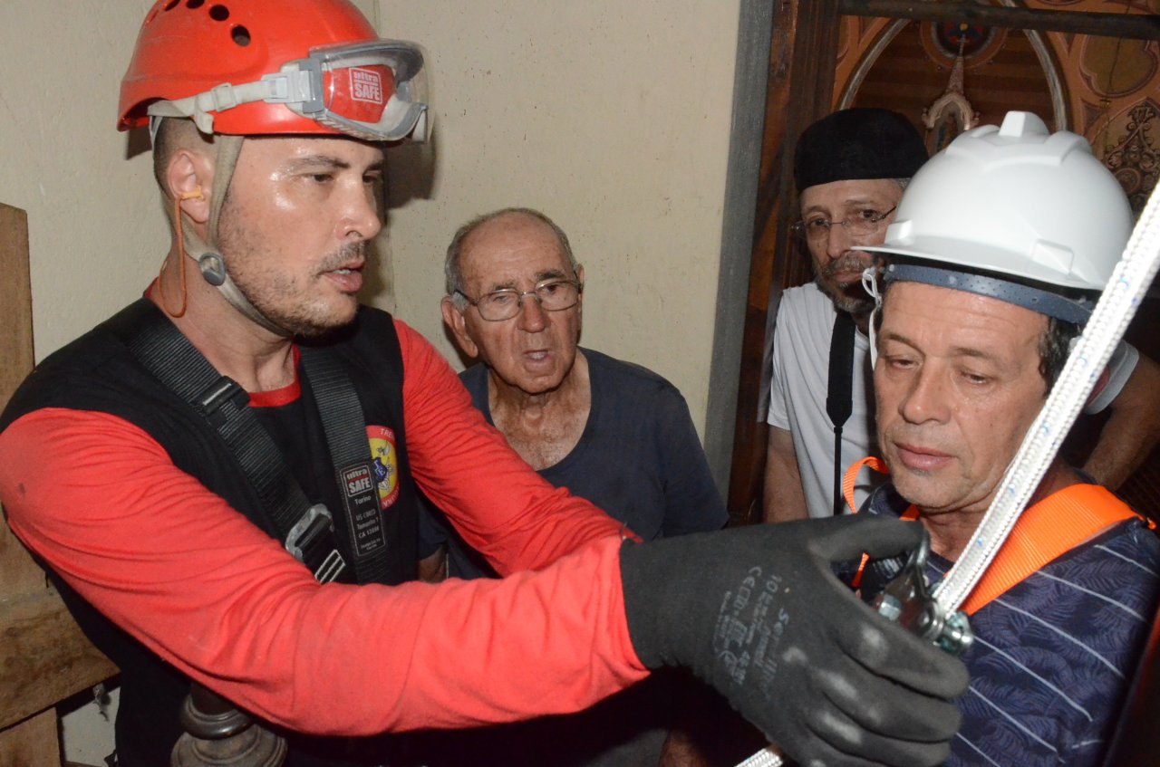 Tcnico de segurana transmite informaes sobre uso de equipamentos