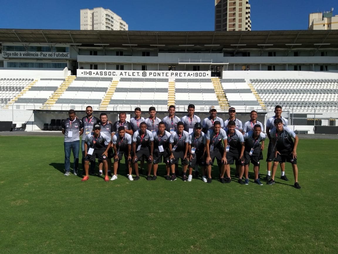 Garotos visitam as estruturas do estdio da Ponte Preta 