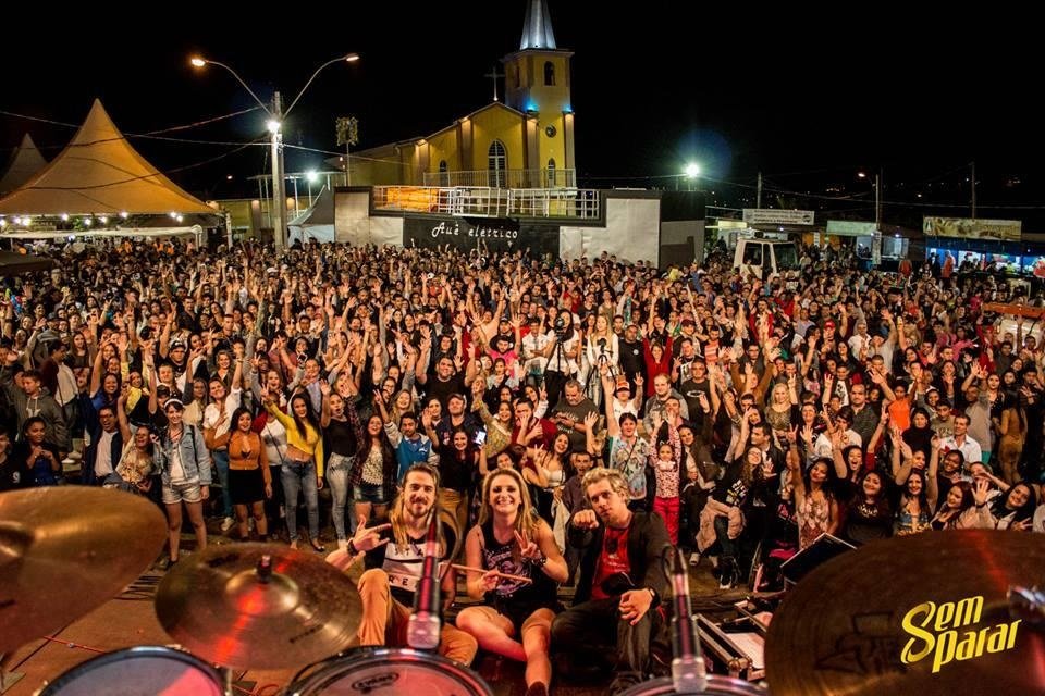 P�blico vem comparecendo aos shows da banda Sem Parar