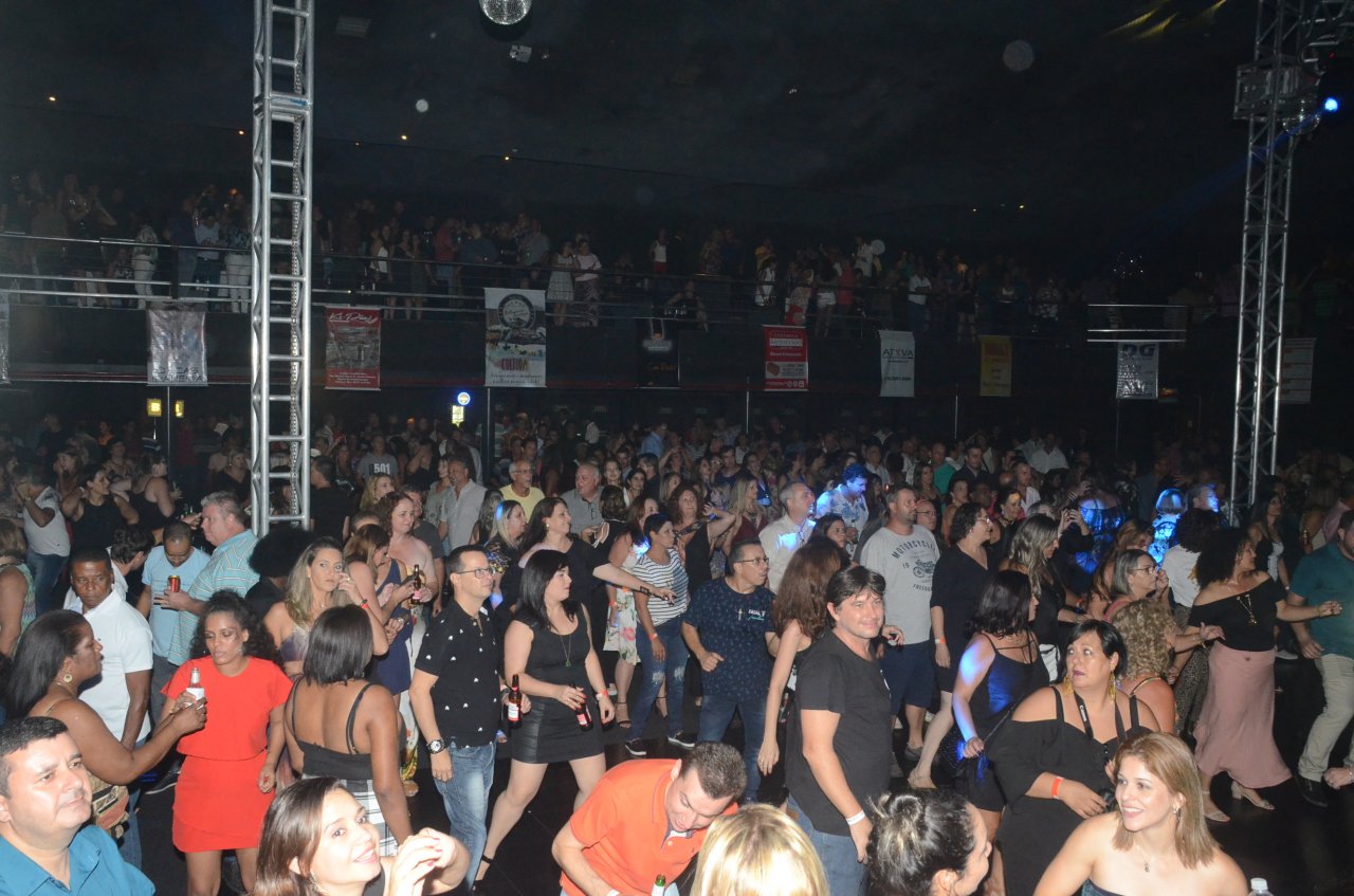 Pblico lotou o Red Eventos numa noite que reviveu a era das discotecas