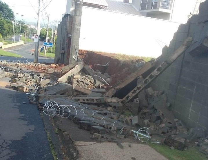 Muro do Condomnio Villa Toscana cedeu e caiu na calada em virtude das chuvas (foto cedida por Ana Letcia)