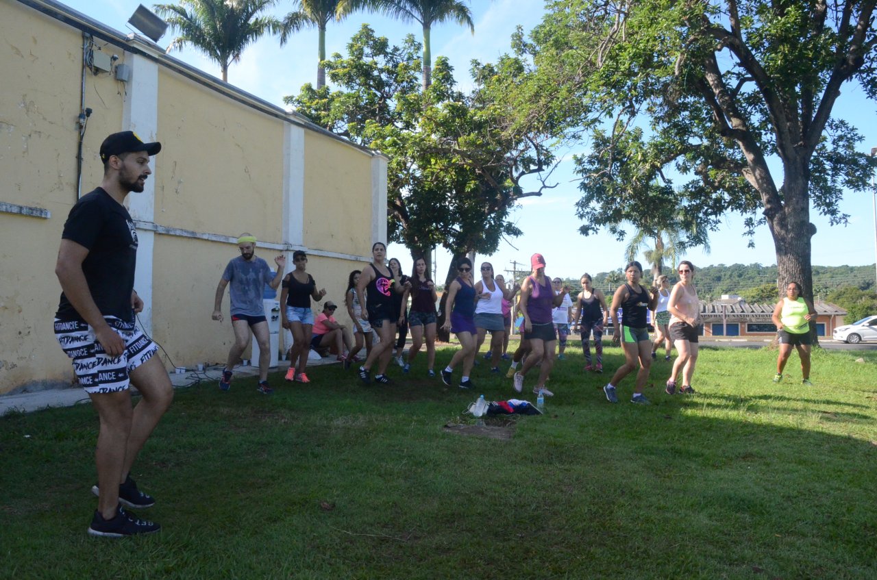 Professor proporciona uma aula animada no domingo de manhã