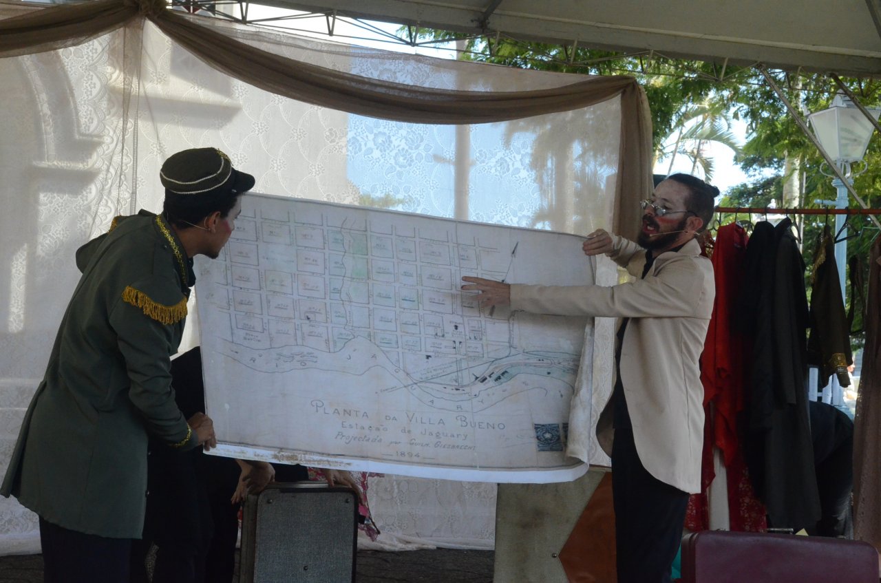 Atores mostram a planta da Vila Bueno realizada a pedido do Coronel Amncio Bueno