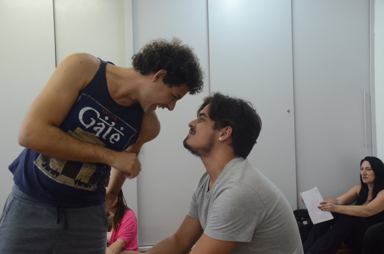 Ator Jefferson Domingues interpreta Cazuza no Musical (Foto Gislaine Mathias) 