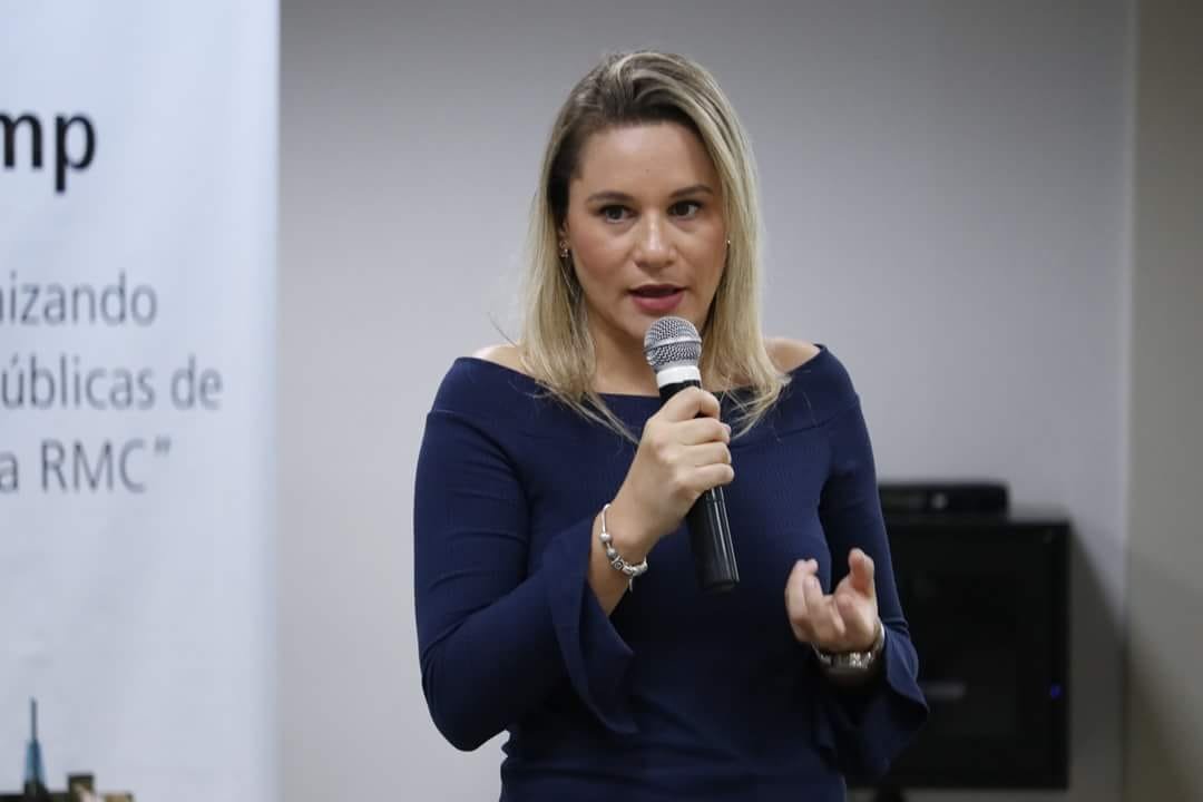Carolina Freire ministra a palestra de abertura do projeto na noite desta quinta-feira (Foto Samuel Oliveira)