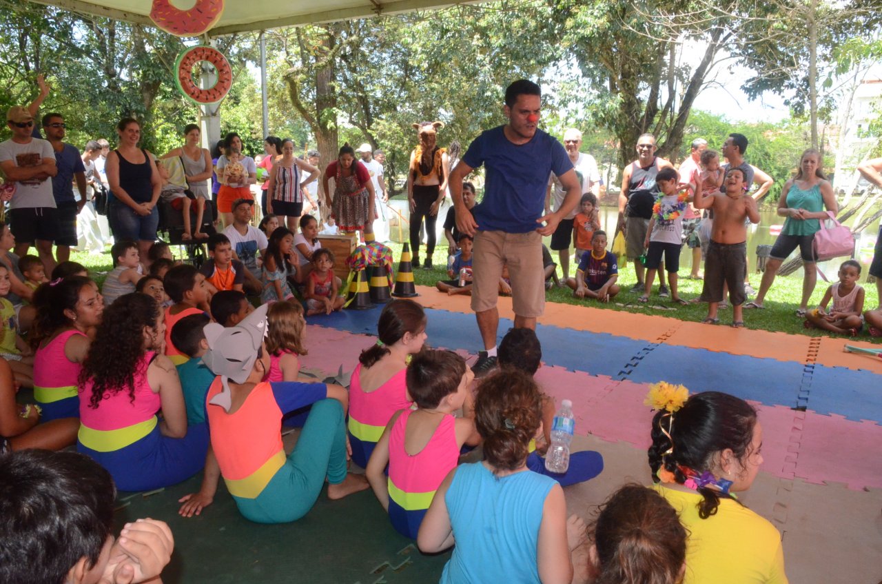 Apresentao de circo e de teatro foi uma das atraes do evento