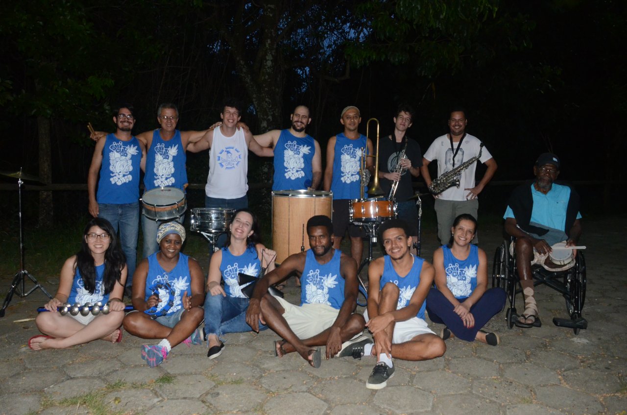 Ritmistas e cantores do bloco durante um dos ensaios para o Carnaval