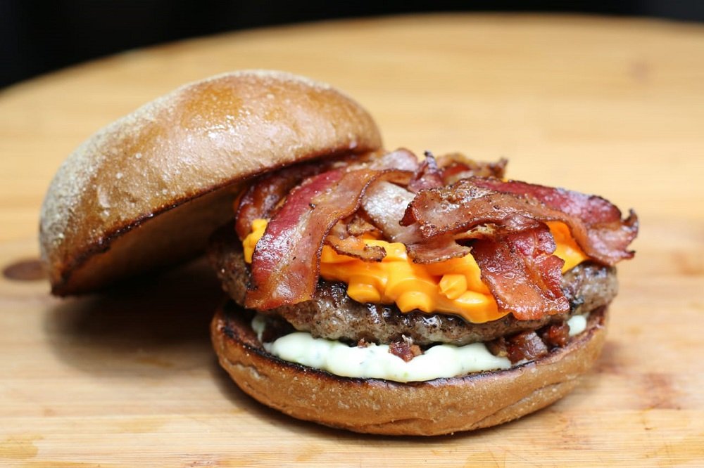 Hamburger de bacon  uma das opes de lanches para o pblico (Foto: Jssica Domingues)