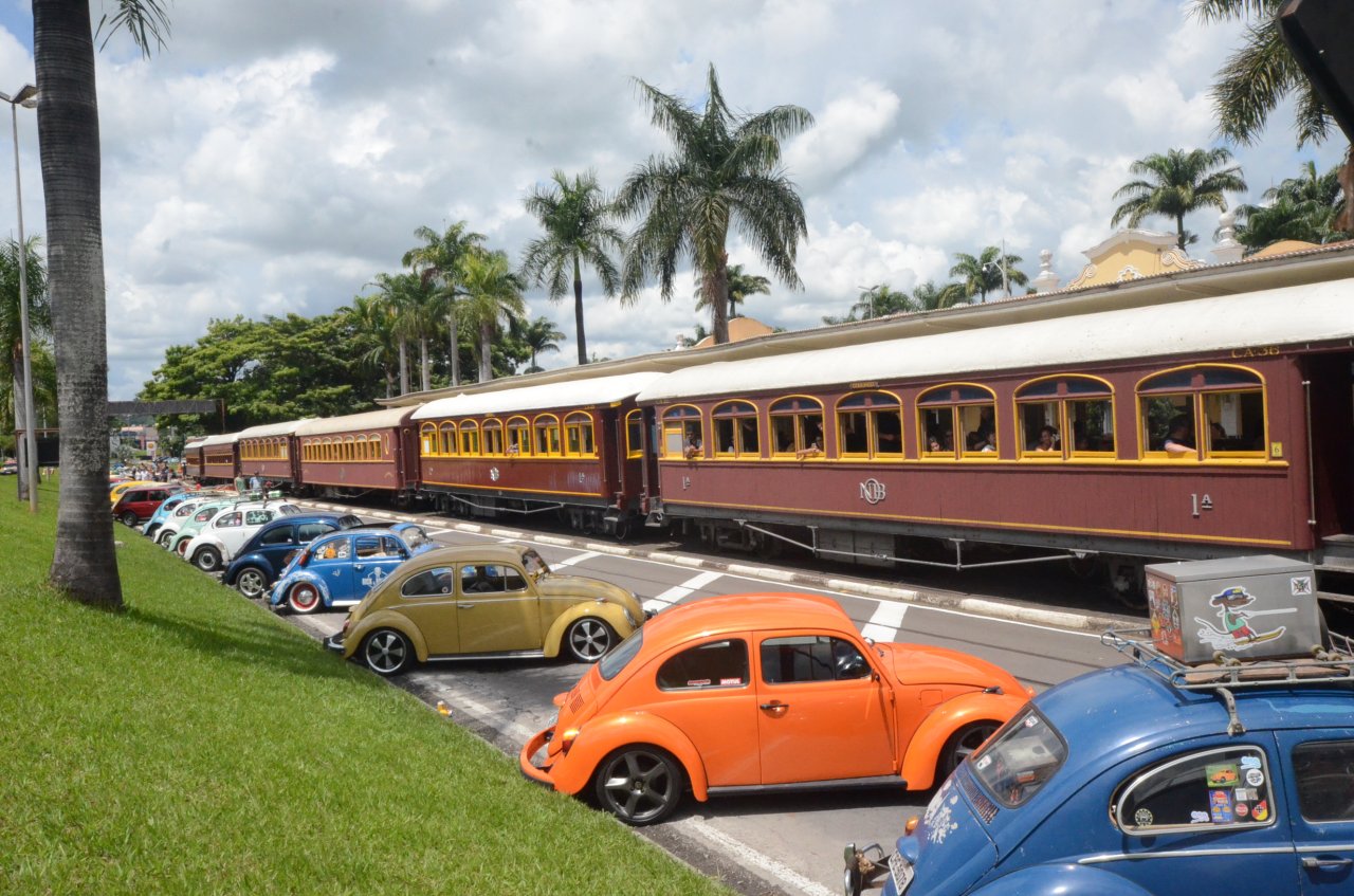 Unio entre fuscas e Maria Fumaa: dois meios de transporte do passado