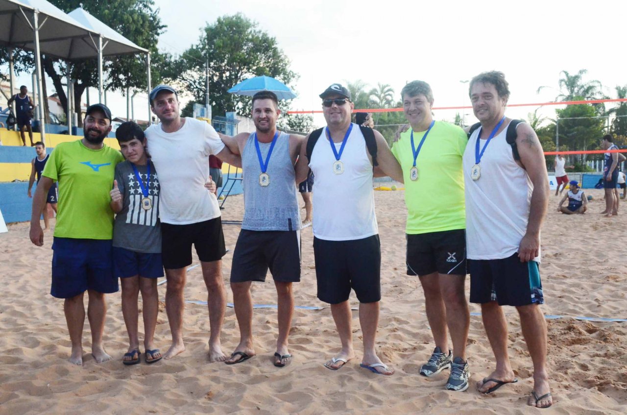 Atletas comemoram o título na Taça de Prata