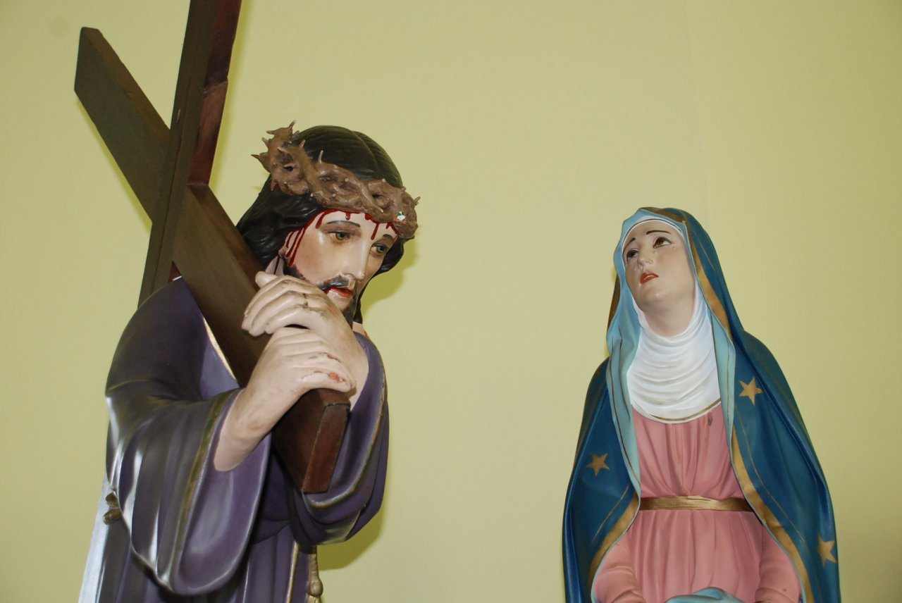 Imagens retratam os momentos de crucificao de Cristo
