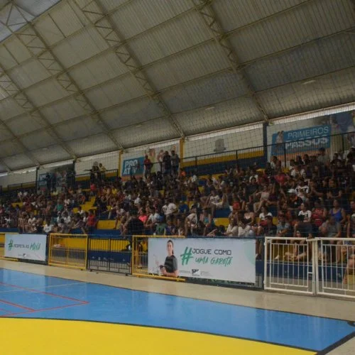 Torcedores compareceram e fizeram a festa do futsal feminino em Jaguariúna