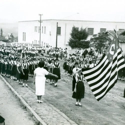 Ano de 1957: desfile passando pela rua Amâncio Bueno, em frente à escola que leva o mesmo nome (Foto Casa da Memória Padre Gomes)