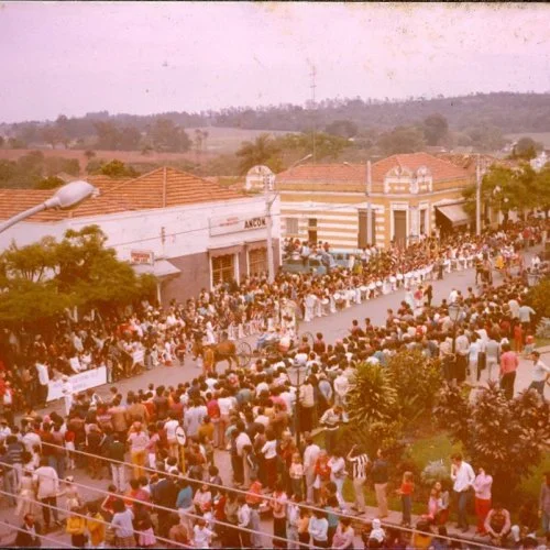 Desfiles atraíam grande público na Rua Cândido Bueno (Foto Casa da Memória Padre Gomes)