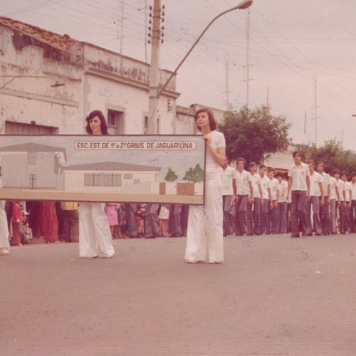 Desfile mostra a imagem do prdio da Escola Estadual Celso Henrique Tozzi (Foto Casa da Memria Padre Gomes)