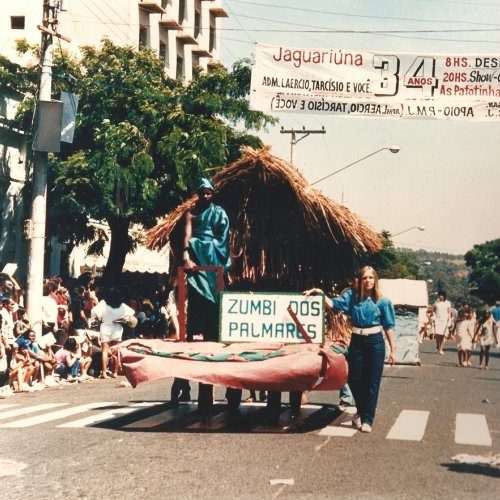 Faixa mostra aniversrio de 34 anos de emancipao de Jaguarina e professora Mrcia Murer ajudando no desfile (Foto Casa da Memria Padre Gomes)