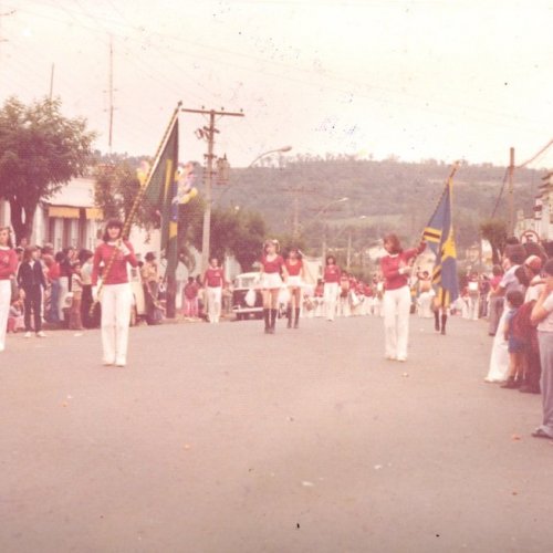 Rua Cndido Bueno foi o cenrio para os antigos desfiles cvicos (Foto Casa da Memria Padre Gomes) 
