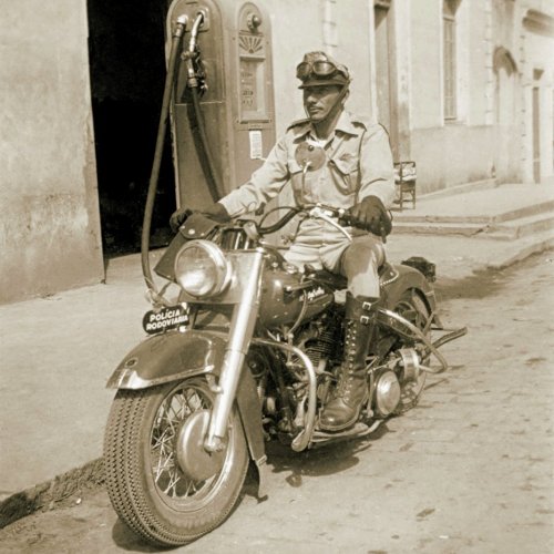 Pedro Vieira de Barros, conhecido como Pedro Guarda, da Pol�cia Rodovi�ria, abastecendo a sua motocicleta  (Acervo Casa da Mem�ria Padre Gomes)