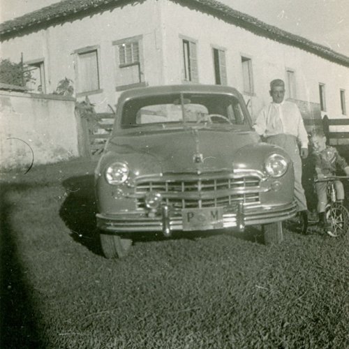 Quinzinho com o seu carro que era utilizado para realizar servi�os para a prefeitura (Acervo Casa da Mem�ria Padre Gomes)