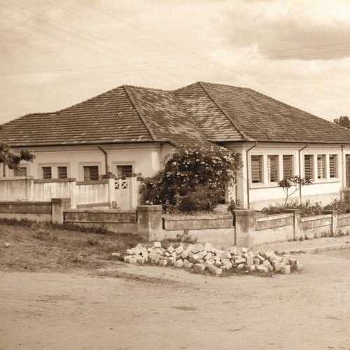 Em 6 de outubro de 1946 foi inaugurado o Grupo Escolar Coronel Am�ncio Bueno, onde atualmente � o Gabinete do Prefeito (Foto Casa da Mem�ria Padre Gomes) 