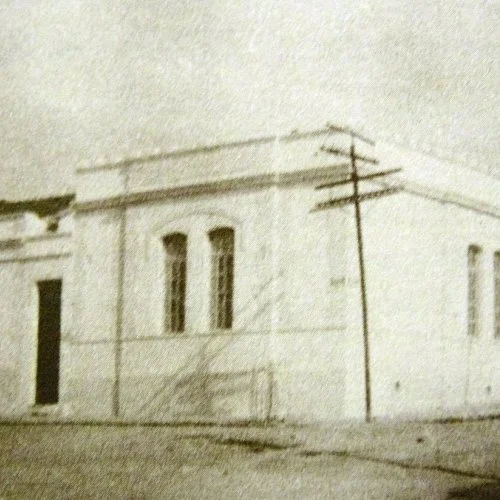 Foto mostra o primeiro prédio que abrigou a prefeitura de Jaguariúna na década de 50 (Acervo Casa da Memória Padre Gomes)


