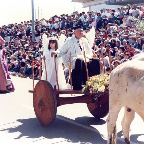 Padre Gomes participando da Cavalaria Antoniana: mostrando como gostava de estar perto dos seus fiis (Acervo  Casa da Memria Padre Gomes) 