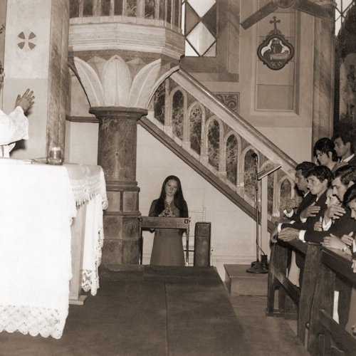 Foto mostra uma das missas celebradas pelo padre Gomes na Igreja Centenria de Santa Maria (Acervo Casa da Memria Padre Gomes) 