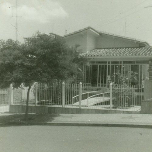 Casa onde Arlindo viveu grande parte da sua vida e que ainda hoje pertence a famlia, na rua Alfredo Bueno. Essa casa foi adquirida por seu Arlindo, na dcada de 50 e pertencia ao Pedro Guarda, que era vigilante rodovirio. (Acervo pessoal) 