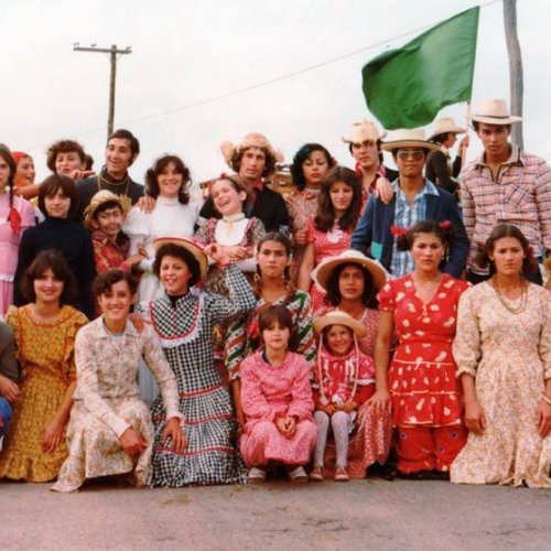 Foto mostra o grupo de teatro Lebros. Foi uma Festa Junina no Tozzi, em julho de 1980 e a foto foi tirada no Centro Cultural, nas proximidades do Botequim e da Rdio (Acervo de famlia/Facebook)