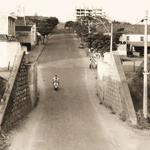 Rua Cândido Bueno logo após a implosão dos pontilhões (Acervo Casa da Memória)