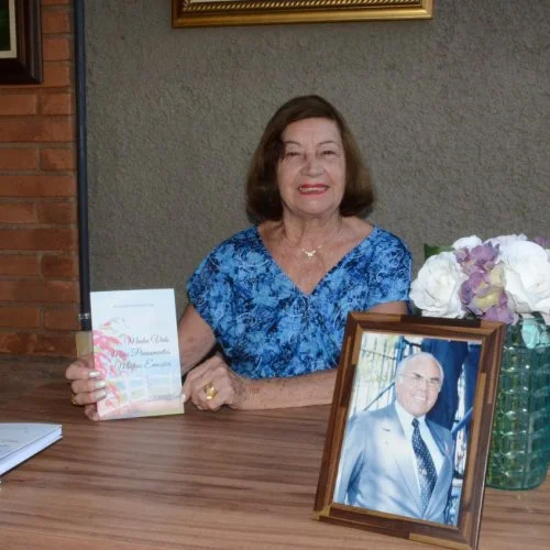 Escritora Dulcemar Martins Ferrari é um exemplo de amor e dedicação pela literatura   
