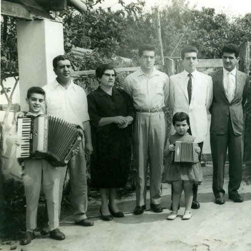 Famlia Pires - Tomaz viveu uma parte da infncia na Fazenda Florianpolis. Na foto, ele ainda criana, com uma sanfona, junto com os pais Francisco e Tarsila Pires e os irmos Dimas Lcio, Gualberto, Toninho e Lia  frente (Acervo Casa da Memria Padre Gomes) 