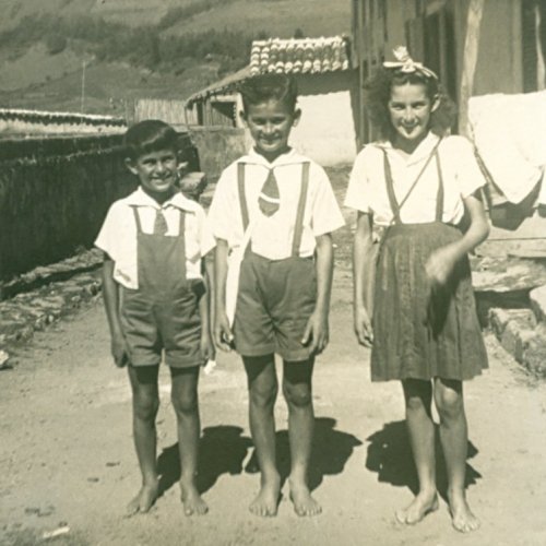 Percy a esquerda, Ary no meio e a Juracy (Lola) à direita indo para escola na Fazenda Santa Francisca (Acervo Casa da Memória e família de Ary Franceschini)