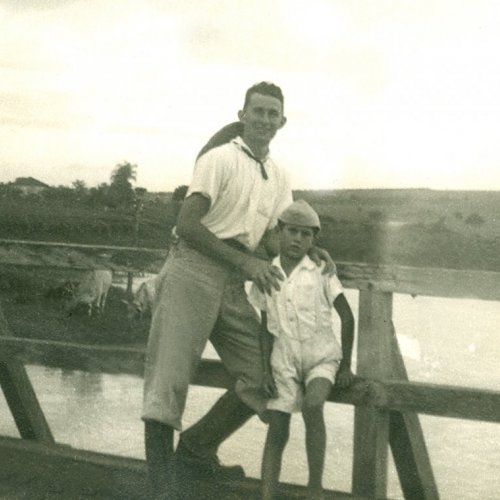 Ponte sobre o Rio Camanducaia, em Guedes: Plínio (Tuta) com o irmão Ary Franceschini, década de 1940 (Acervo Casa da Memória e família de Ary Franceschini)