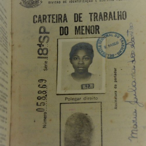 Carteira de trabalho de Juliana quando trabalhava na Fbrica de Adone Bonetti (Acervo da Juliana) 