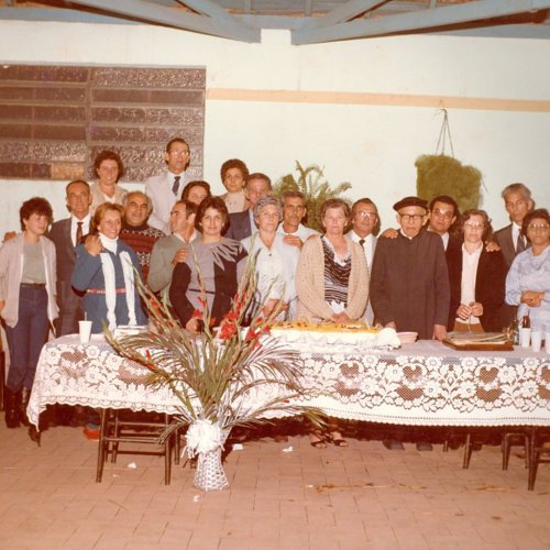 Comemoração das Bodas de Prata do casal Izeta e Irineu Bordotti, no Salão Paroquial com a celebração de Padre Antonio Joaquim Gomes, em 1984 (Acervo Casa da Memória Padre Gomes) 