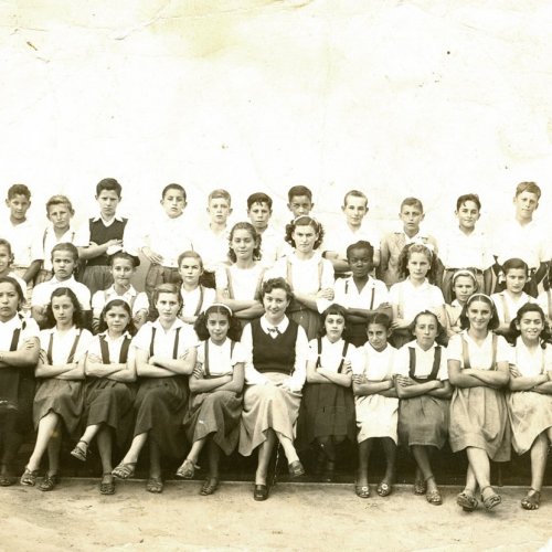 Turma da 4ª série de Izeta Pina Bordotti. Grupo Escolar Coronel  Amâncio Bueno, no ano de 1949. Professora Deise Biacalan, a aluna Izeta está na fileira do meio, da direita para a esquerda e o Diretor Willian (Acervo Casa da Memória Padre Gomes)