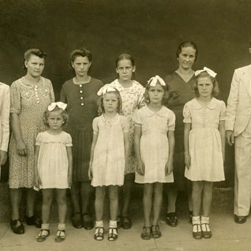Família Pina na década de 1940: Antônio (Nico), Maria, Tereza, Emília, Margarida Gandolphi Pina (mãe) e José Pina (pai). À frente: Izeta, Paulina, Antonia e Natalina (Acervo Casa da Memória Padre Gomes)