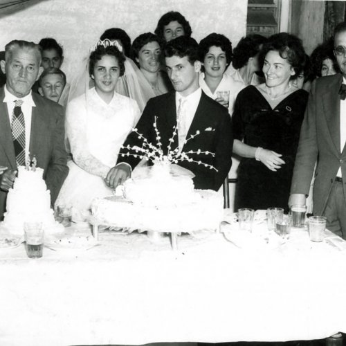 Momento da festa dos noivos com os parentes (Acervo Casa da Memória Padre Gomes) 