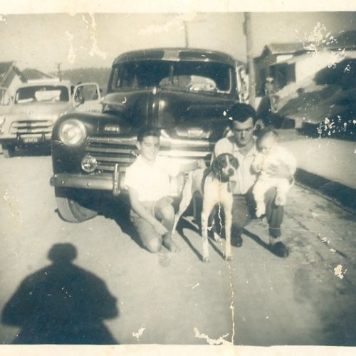 Paschoal Gandolphi na rua Alfredo Bueno com o seu Fordinho 46, que o acompanhou por muitos anos (Acervo Casa da Memria Padre Gomes) 