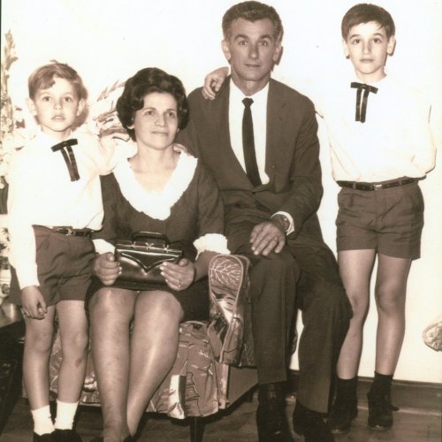 : Casal Paschoal Gandolphi e Nilse Cartarozzi Gandolphi com os filhos Luis Claudio e Carlos Roberto (Acervo Casa da Memria Padre Gomes) 