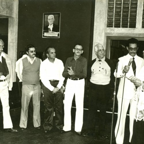 Arlindo Correa Nascimento na inaugurao do prdio prprio da Caixa Estadual, em agosto de 1977, junto com o prefeito da poca, Francisco Xavier Santiago, demais autoridades e o padre Antonio Joaquim Gomes abenoando o local (Acervo da famlia de Arlindo) 