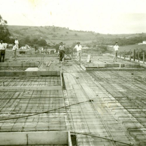 Construo do prdio mais antigo da cidade, localizado do lado da Praa Umbelina Bueno. Ao fundo da foto, a fazenda Florianpolis (Acervo da famlia de Beatriz) 

