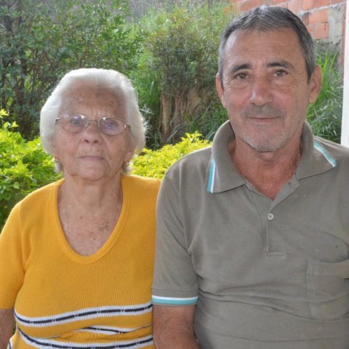 Foto atual de Beatriz e Carlinhos tirada durante a entrevista para o projeto Memrias de Jaguarina (Foto Gislaine Mathias) 