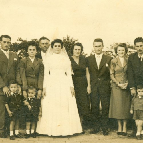 Casamento de Alzira Armelin com Vitor Antelmo: Adelmo Carpi, Beatriz Armelin e os filhos Adelcio e Carlinhos, Antonio, pai de Beatriz que era vendedor de paoca e amendoim, Ermnia, me, Maria Armelin e Jaime Gasparoni, com o filho Z Carlos