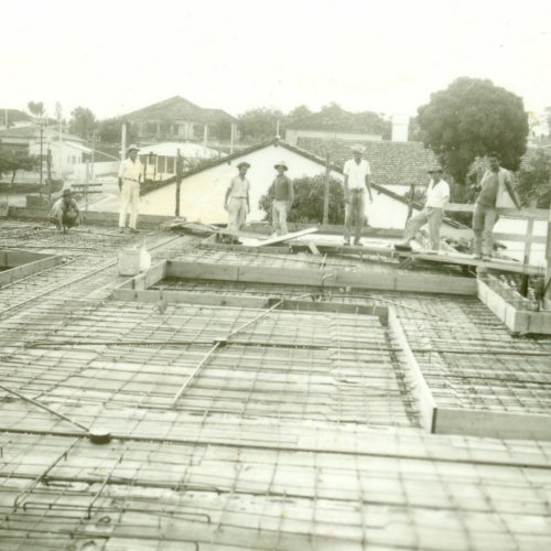  Na foto da construo do prdio mais antigo da cidade ao lado da Praa Umbelina Bueno  possvel ver o prdio da escola Amncio Bueno, atual Gabinete do Prefeito (Acervo da famlia de Beatriz) 