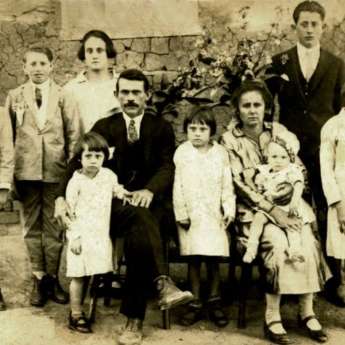 Casal Jlio Murer e Ana, com os  filhos: Lus, Catarina, Mario, Vitria, Francisco, Carolina, Ana e Antnio. (Por idade), dcada de 1920 (Acervo Casa da Memria Padre Gomes) 