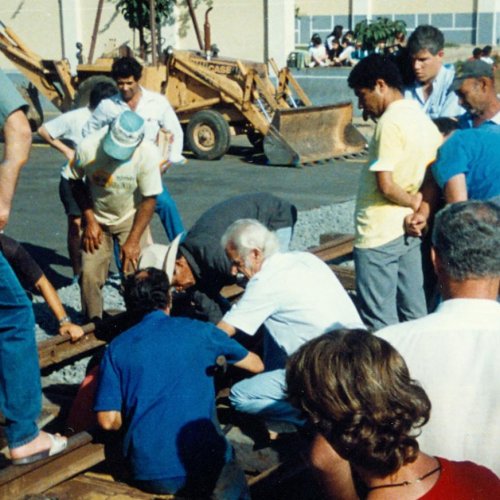 Pedro Abrucs acompanhando a colocao de trilhos na Estao de Jaguarina, atual Centro Cultural, preparando o local para receber uma mquina  vapor e um carro de passageiro, que existem at os dias de hoje  (Acervo da Casa da Memria Padre Gomes) 