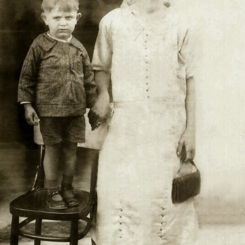 Pedro Abrucez com a sua me Angelina, em Aparecida do Norte, aos 4 anos de idade, em 1929 (Acervo Casa da Memria Padre Gomes) 
