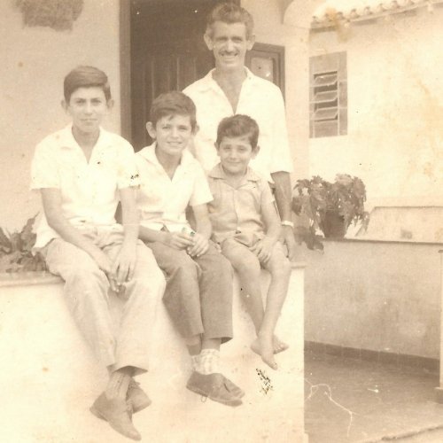 Pedro Abrucs com os seus trs filhos: Adalberto Jos Abrucs, Adilson Jos Abrucs e Almir Jos Abrucs (Acervo Casa da Memria Padre Gomes) 